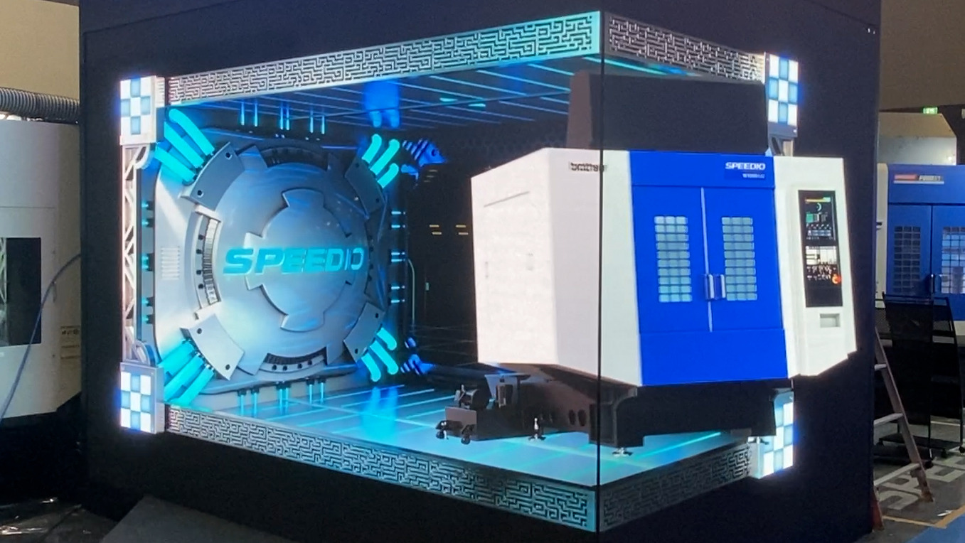 2023.10 MECT2023 展示ブースにて　SF世界の工作機械「SPEEDIO」